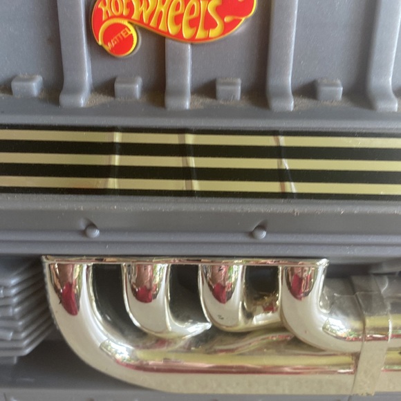 1999 Mattel Hot Wheels V-8 Engine Sto & Go 24 car carrying case with handle - Picture 9 of 10